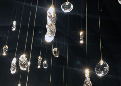 Eigens gestaltete Clusters und Clouds verleihen dieser Lampe einen besonders luxuriösen Look