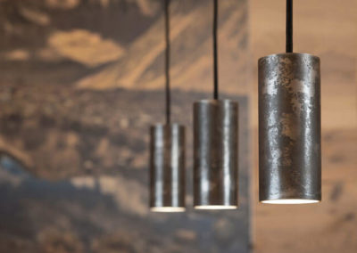 Drei Lampen mit klarem Design und versteckten Kabeln