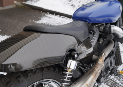 Das mit Carbon umhüllte Heckteil macht sich auf der Harley großartig