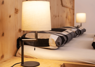 Die Side Curved Beistelllampe von Mon de Fer bringt besonders harmonisches Licht