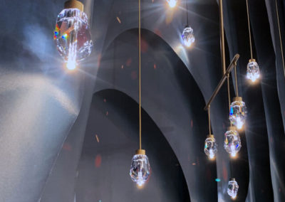 Die Vibrant Pendant Lampe überzeugt mit ihren luxuriösen LED-Kristallbeleuchtungen